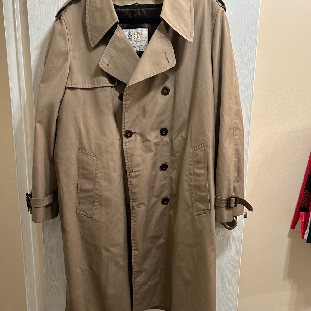London Fog Light Beige Trench Coat with Double-Breasted Design and Epaulettes